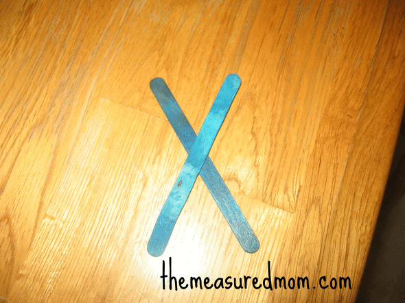 带手工艺棒的字母X