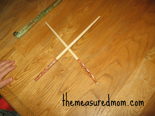 用筷子夹着字母X的孩子