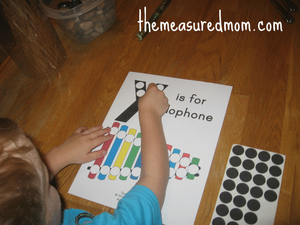 将DOT贴纸放在X上的儿童是用于木琴工作表