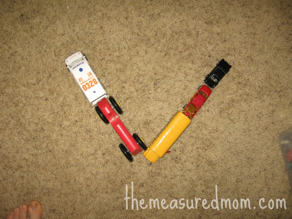 有v的孩子用玩具车制成