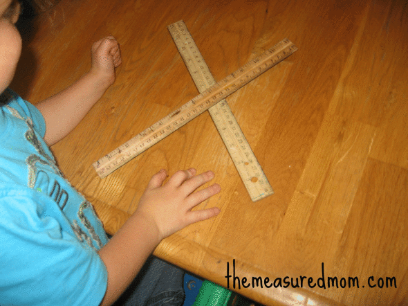 用尺子做的字母X的孩子