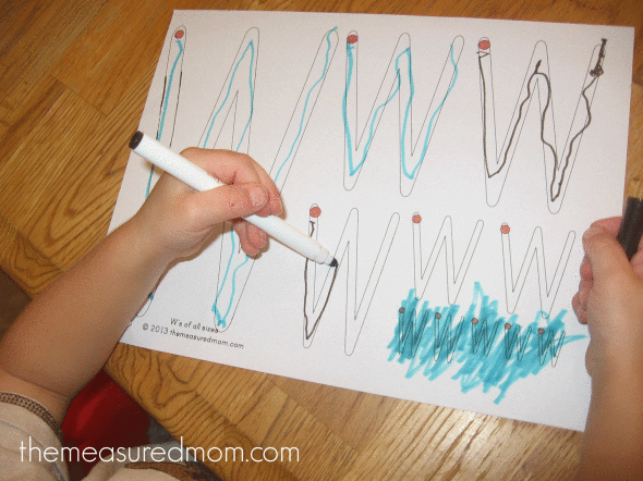 孩子在字母W的工作纸上写字