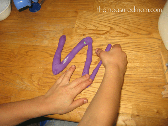 孩子用橡皮泥虫做字母W