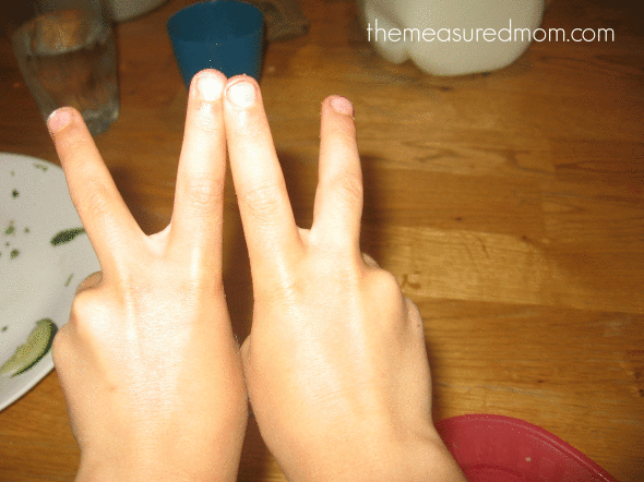 孩子用手指写出字母W