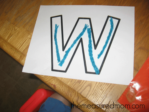 孩子与字母W轮廓填充纱线条