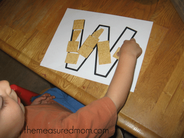 孩子填字母W轮廓与小麦薄