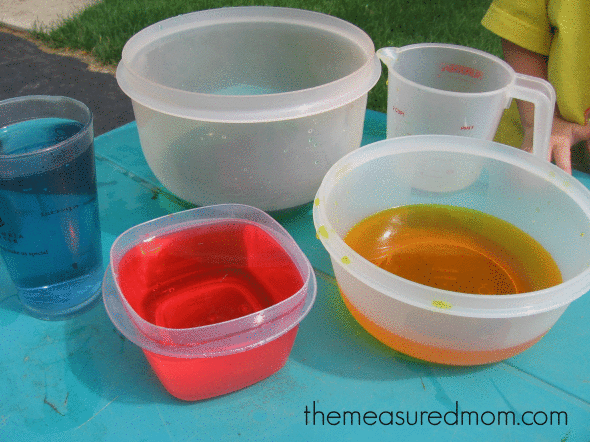 比较水量的儿童