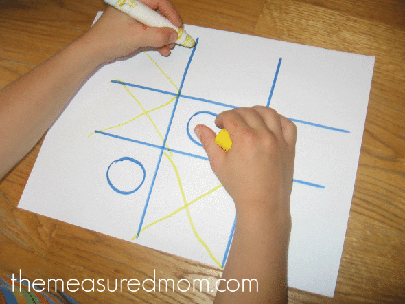 孩子玩tic-tac-toe字母x