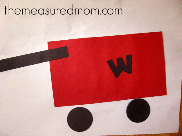 字母W剪切和粘贴小红色的旅行车