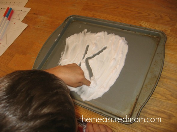 看看这篇文章，看看如何用创造性的方法教孩子们写字母!