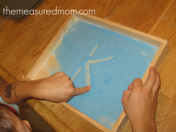 看看这篇文章，看看如何用创造性的方法教孩子们写字母!