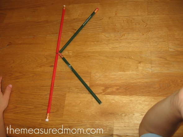 看看这篇文章，看看如何用创造性的方法教孩子们写字母!