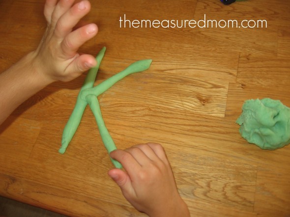 看看这篇文章，看看如何用创造性的方法教孩子们写字母!