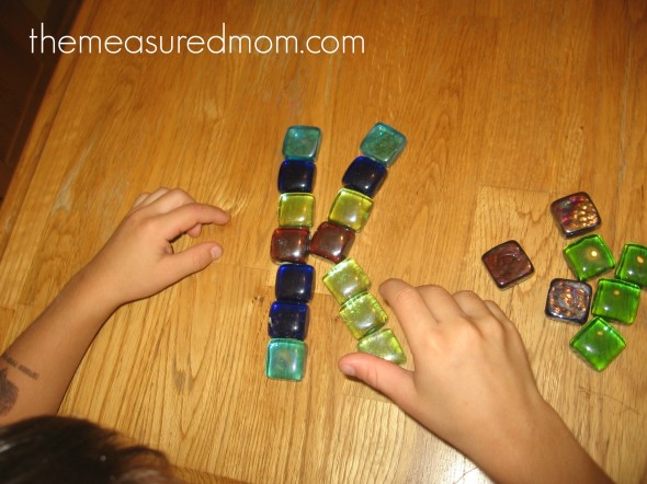 看看这篇文章，看看如何用创造性的方法教孩子们写字母!