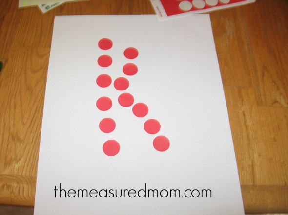 看看这篇文章，看看如何用创造性的方法教孩子们写字母!