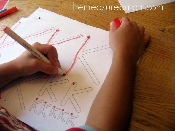 看看这篇文章，看看如何用创造性的方法教孩子们写字母!