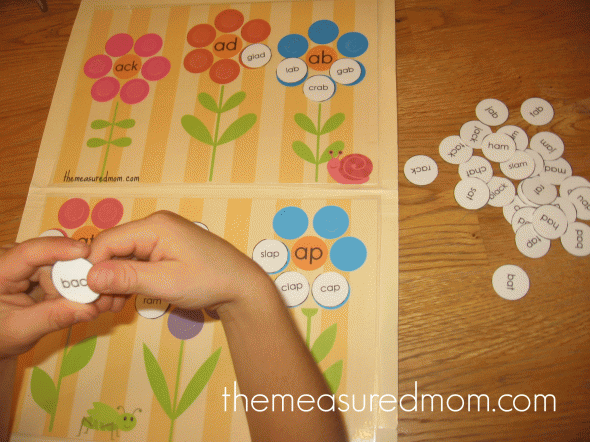 寻找文字家庭活动？测量的妈妈拥有五种免费的印刷品，即通过一年级短A-Perfice用于学前班。