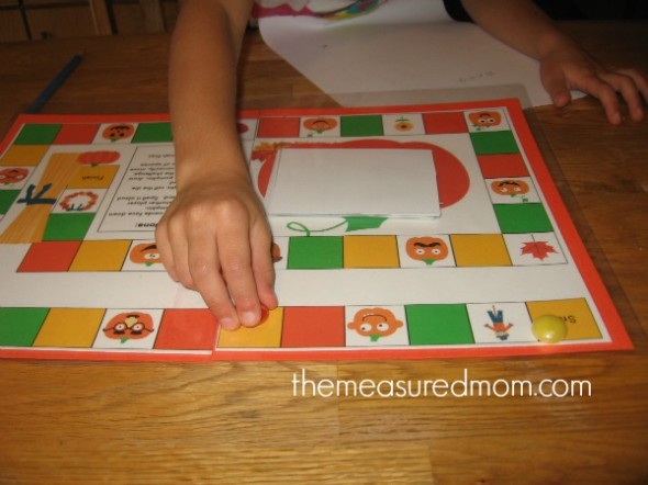 获取这款伟大的免费拼写游戏，用于秋季 - 使用1-3等级的孩子的任何单词列表。