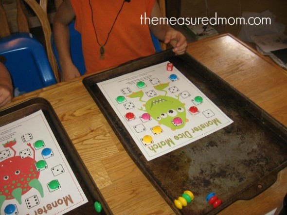 寻找学前班数学游戏？我们喜欢这个怪物骰子游戏。获得四个免费的游戏板！