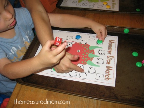 寻找学前班数学游戏？我们喜欢这个怪物骰子游戏。获得四个免费的游戏板！