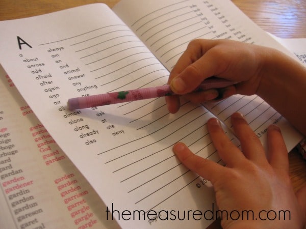 你的年轻作家会因为不会查字典而在纠正拼写方面遇到困难吗?给孩子们买一本拼写词典。