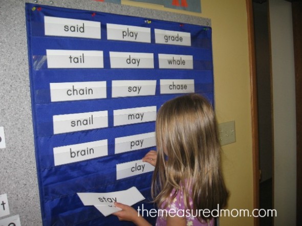 需要一些学习想法来教那些棘手的长单词吗?这里有一个完整的每周拼写计划-免费打印!