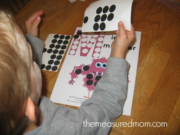 字母m点贴纸页-测量妈妈