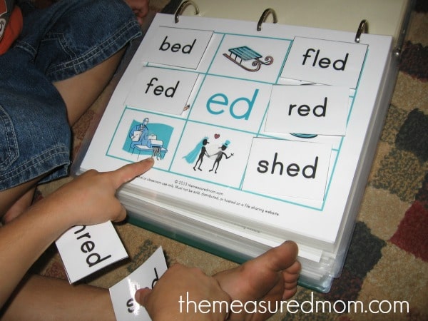 你会在这篇文章中找到7个免费的单词家庭活动- 7 read 'n stick mats for short e!