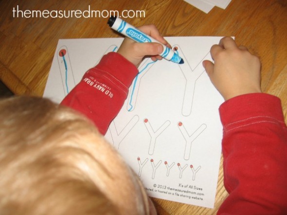 寻找免费的手写工作表？为一些伟大的开始练习让您的学龄前儿童跟踪所有尺寸的字母！