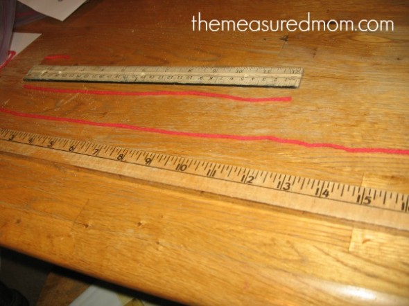 想给孩子们上一堂简单的测量课吗?请查看这篇文章的教学使用纱线线性测量。免费的小册子包括!