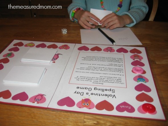 看看这个有趣的情人节拼写游戏，适合1-3年级的孩子。使用它与任何单词列表。最棒的是，它是免费的!