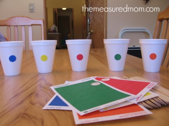 查看幼儿的这个简单的颜色排序活动！将工艺棒与杯子匹配。