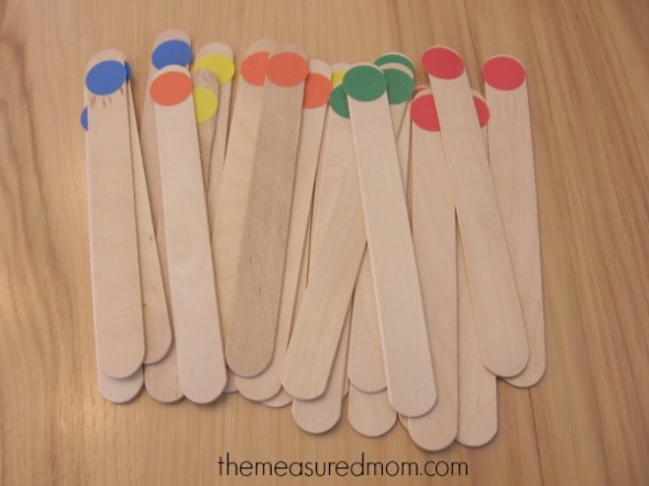 查看幼儿的这个简单的颜色排序活动！将工艺棒与杯子匹配。