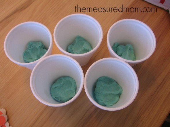 查看幼儿的这个简单的颜色排序活动！将工艺棒与杯子匹配。