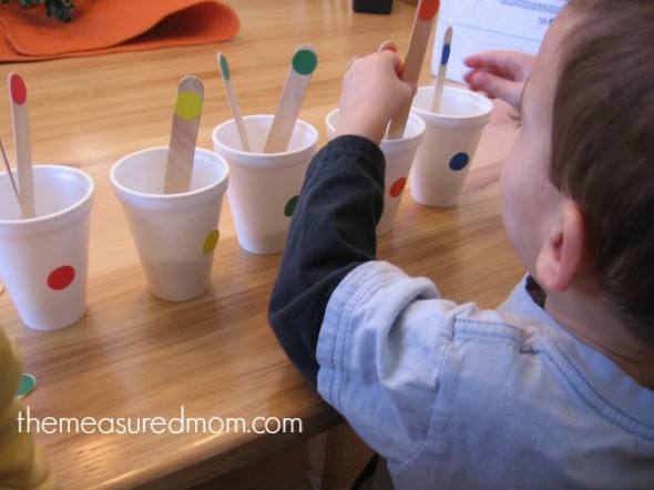 查看幼儿的这个简单的颜色排序活动！将工艺棒与杯子匹配。