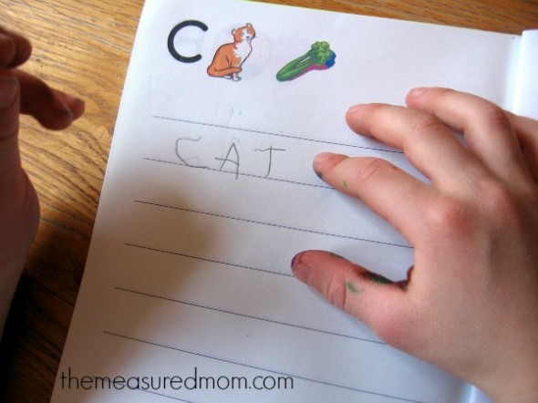你想知道如何在幼儿园教写作吗?你会喜欢这些早期的儿童写作课程……从涂鸦到造句!