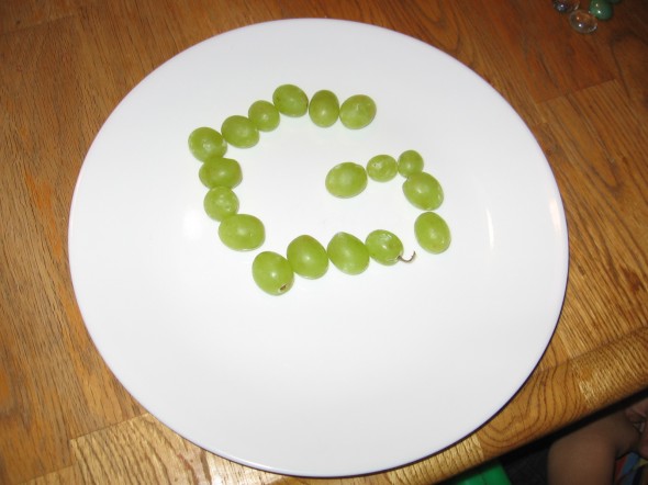 用葡萄做出字母G