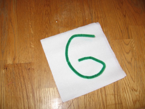 使字母G与绿色管道清洁