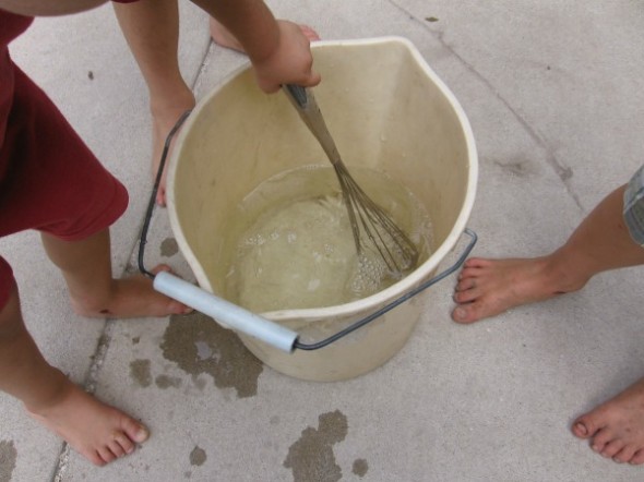 泡沫制作了一个很棒的户外游戏活动！以下是创建和玩它们的七种有趣方式。