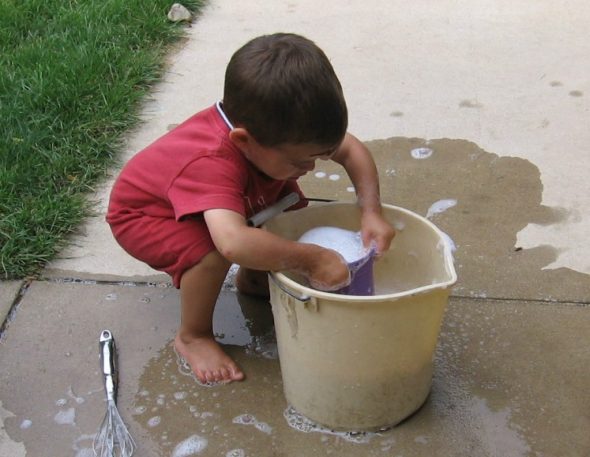 泡沫制作了一个很棒的户外游戏活动！以下是创建和玩它们的七种有趣方式。