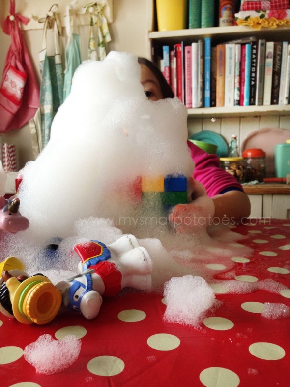 泡沫制作了一个很棒的户外游戏活动！以下是创建和玩它们的七种有趣方式。