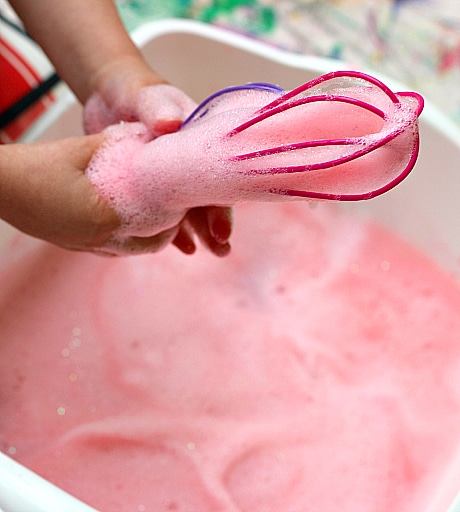 泡沫制作了一个很棒的户外游戏活动！以下是创建和玩它们的七种有趣方式。