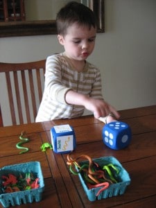 查看此巨型骰子游戏的巨型集会！你和你的小人物会有很多乐趣尝试这些活动。