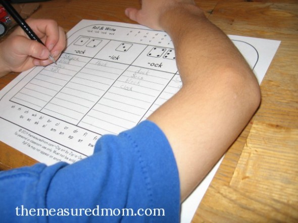 我喜欢这些拼写游戏，因为他们是一个玩家！只需打印并为您的孩子提供一个短元音拼写实践。