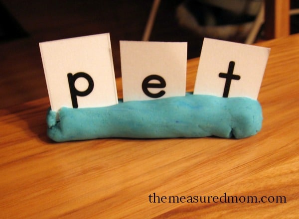 获取这些免费可打印的字母瓷砖来制作单词！