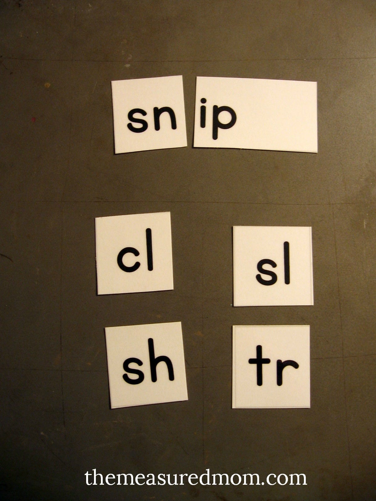 获取这些免费可打印的字母瓷砖来制作单词！
