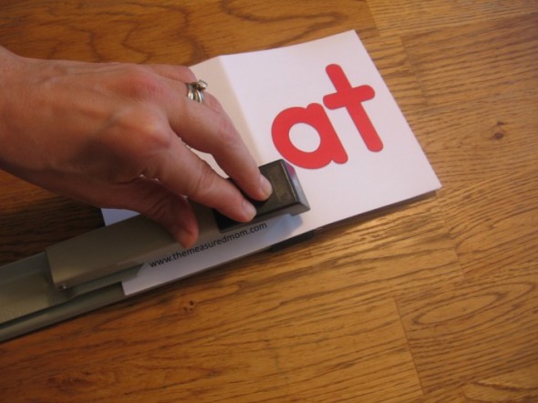 获得超过130页免费拼音的书来打印你的早期读者！我的孩子喜欢在这些解码读者有趣的图片。