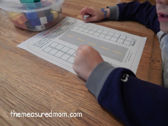 为学前班、幼儿园或一年级学生打印一个免费的Race to 20数学游戏。也可以是Race to 10或Race to 30!