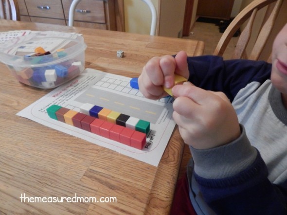 为学前班、幼儿园或一年级学生打印一个免费的Race to 20数学游戏。也可以是Race to 10或Race to 30!