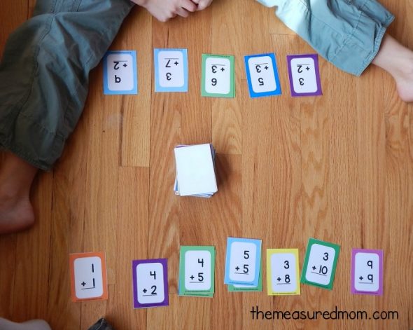 玩这个简单的数学事实游戏使用抽认卡-工作与加法，减法，乘法，和除法!